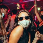 Covid-19:”Vaccinare i giovani direttamente all’ingresso della discoteca”