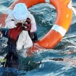 Crisi migranti a Ceuta: la foto del neonato salvato in mare da un militare fa il giro del mondo