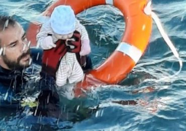 Crisi migranti a Ceuta: la foto del neonato salvato in mare da un militare fa il giro del mondo