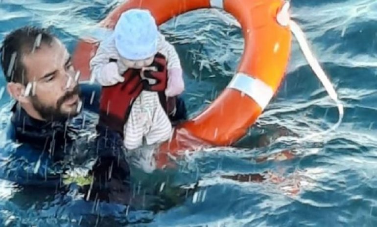 Crisi migranti a Ceuta: la foto del neonato salvato in mare da un militare fa il giro del mondo
