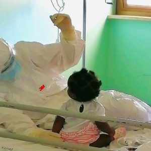 Galatina (Lecce), le coccole dell'infermiera alla bimba ricoverata nel reparto Covid