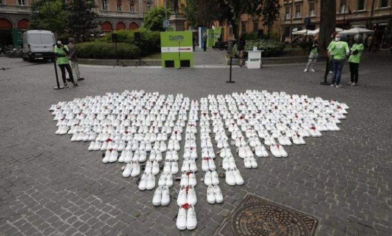 "In your shoes": così Bologna celebra gli infermieri vittime del coronavirus