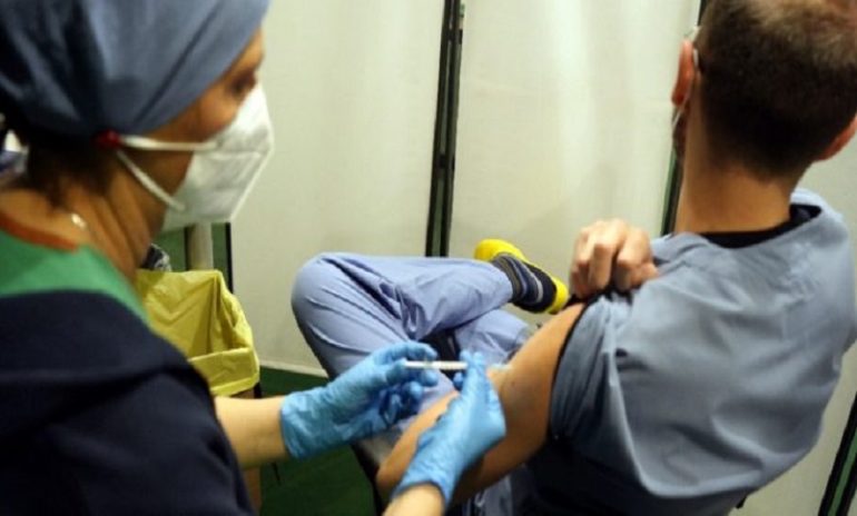 Indagine Omceo Torino: quasi tutti i sanitari protetti dal contagio dopo il vaccino anti-Covid