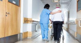Lucca, infermieri e oss in fuga verso le strutture pubbliche: Rsa vicine al collasso