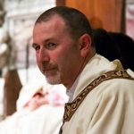 Parroco e infermiere: così don Maurizio Pieri contribuisce alla campagna vaccinale contro il Covid