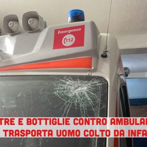 Pietre e bottiglie contro ambulanza in codice rosso. Ferito l’autista e devastato il mezzo