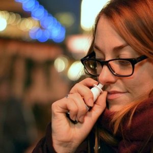 Spray nasale contro il Covid: al via i primi test sull’uomo