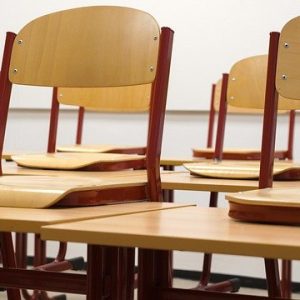 Studente rifiuta mascherina in classe e si lega al banco: portato via con 118
