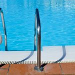 Studio norvegese: coronavirus non resiste oltre 20-30 secondi in piscina