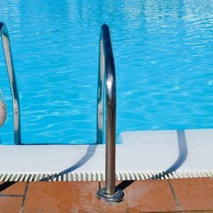 Studio norvegese: coronavirus non resiste oltre 20-30 secondi in piscina
