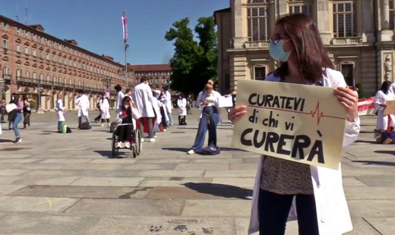 Torino, #curatevidichivicurerà: la protesta dei futuri medici contro i tirocini online