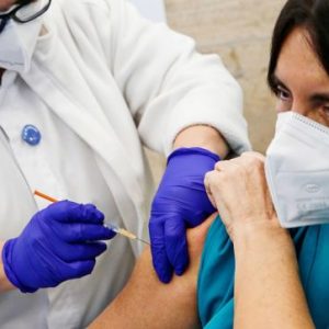 Vaccina 59 persone con lo stesso ago e siringa: indaga la procura su quanto accaduto
