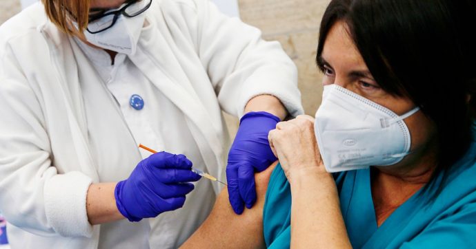 Vaccina 59 persone con lo stesso ago e siringa: indaga la procura su quanto accaduto