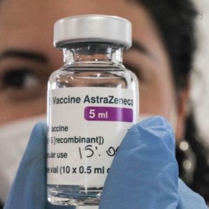 Vaccino AstraZeneca, nuovo studio conferma: "Casi di trombosi molto rari"