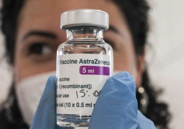Vaccino AstraZeneca, nuovo studio conferma: "Casi di trombosi molto rari"