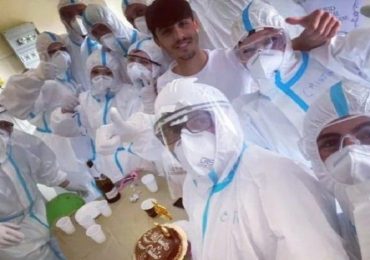 Boscotrecase, compie 18 anni al Covid hospital: gli infermieri lo festeggiano con una torta