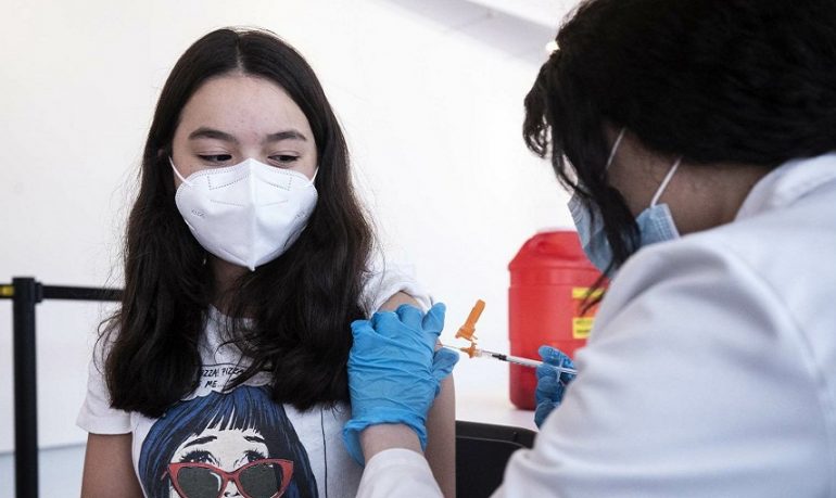 Coronavirus, Aifa approva vaccino Pfizer per la fascia di età dai 12 ai 15 anni