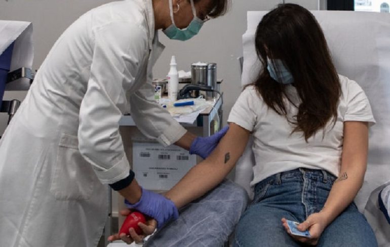Coronavirus, Cns: "Persone vaccinate possono donare sangue. Stop alle fake news"