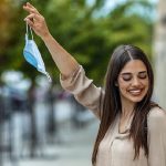 Coronavirus, mascherine all'aperto: si valuta l'anticipo dello stop