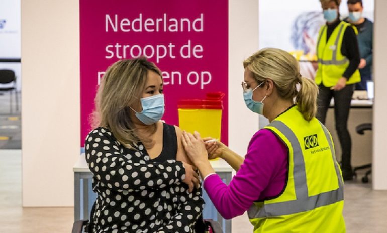 Coronavirus, vaccini AstraZeneca e J&J esclusi dalla vaccinazione dei giovani in Olanda