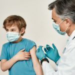 Covid-19: 638.000 casi in Italia tra gli adolescenti. Giusto vaccinare anche loro