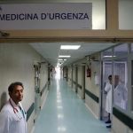 Famigliari prendono a calci e pugni i sanitari