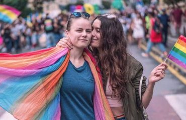 Fecondazione assistita: da oggi anche le donne single o coppie lesbiche ne avranno diritto in Francia