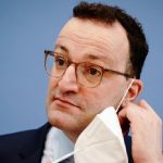 Germania, ministro della Salute nella bufera: mascherine anti-Covid difettose a senzatetto e disabili
