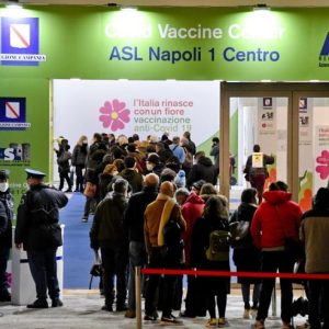 Napoli: 44 persone ricevono per errore il vaccino AstraZeneca anziché Pfizer.
