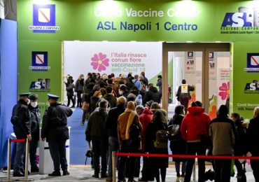 Napoli: 44 persone ricevono per errore il vaccino AstraZeneca anziché Pfizer.