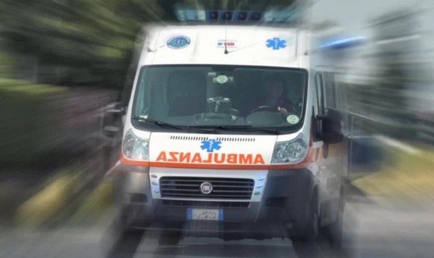 Napoli, ruba ambulanza per soccorrere un parente: arrestato