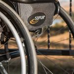 Raddrizzata schiena di donna su sedia a rotelle, torna a camminare