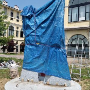 Un monumento in onore degli infermieri, vera e unica fanteria anti Covid-19