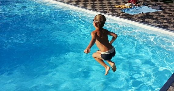 Bambini, i consigli dell'Iss per prevenire l'annegamento in piscina