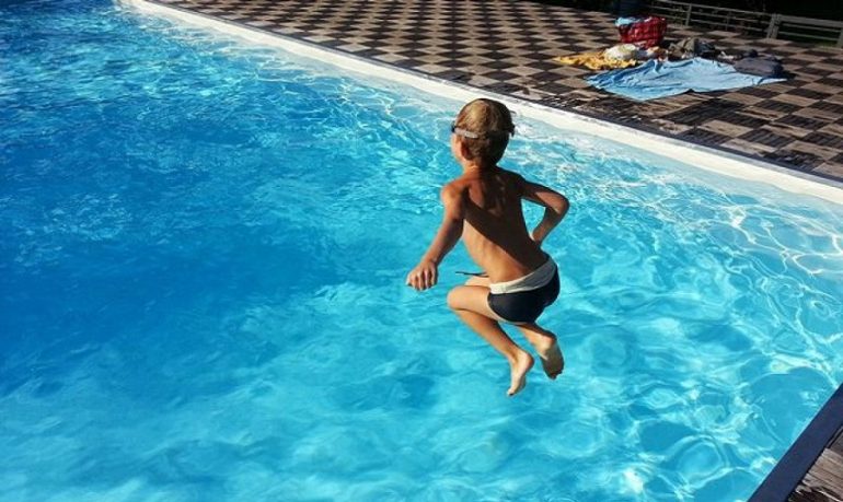 Bambini, i consigli dell'Iss per prevenire l'annegamento in piscina