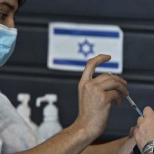 Coronavirus, brutte notizie da Israele: vaccino Pfizer meno efficace contro variante Delta