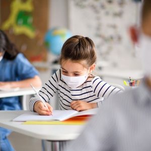 Coronavirus, pediatri Usa raccomandano uso mascherina a scuola per bimbi da due anni in su
