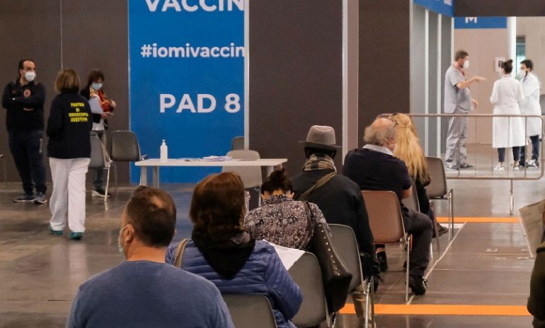 Coronavirus, soldi in cambio di certificato vaccinale: medico indagato dai Nas di Treviso