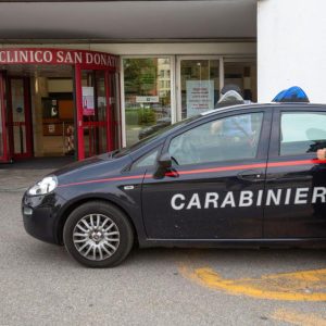 Insoddisfatto della diagnosi, accoltella il chirurgo decidendogli l’arteria femorale. Arrestato paziente al Policlinico di San Donato