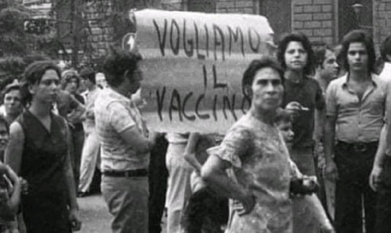 Napoli, quando si manifestava per reclamare il vaccino (non per rifiutarlo)