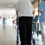 Non arriva il cambio a fine turno: infermiera lavora per oltre 16 ore consecutive in RSA