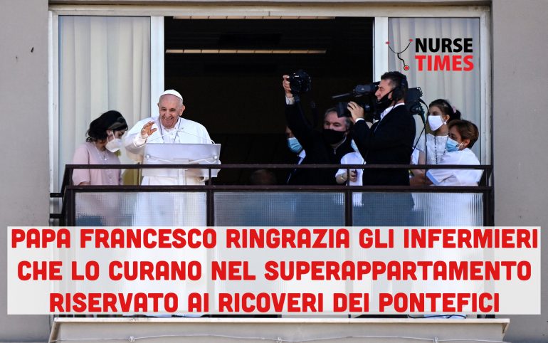 Papa Francesco ringrazia gli infermieri che si prendono cura di lui nell’appartamento riservato del Policlinico Gemelli