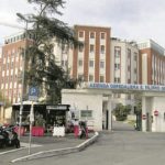 Roma, operatore sanitario aggredito da uomo impaziente di fare il tampone Covid: spunta anche un coltello