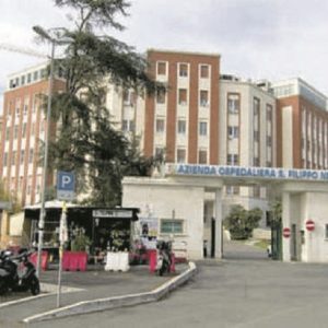 Roma, operatore sanitario aggredito da uomo impaziente di fare il tampone Covid: spunta anche un coltello