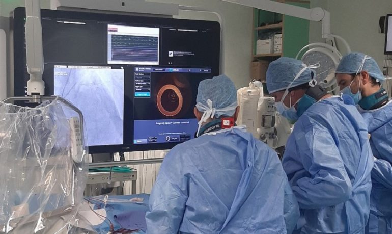 Utilizzato per la prima volta in Italia innovativo catetere per "vedere" le coronarie dall’interno