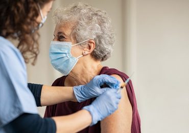 Vaccini anti-Covid nelle comunità residenziali: priorità e modalità di implementazione ad interim nel nuovo rapporto Iss