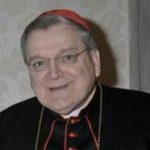 Cardinale no-vax Burke sosteneva che "nel vaccino c'è un microchip". Ricoverato in gravi condizioni