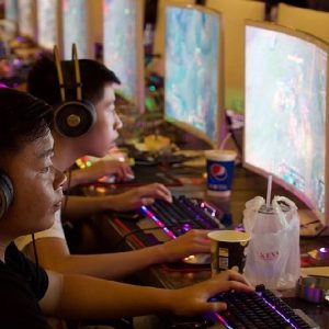 Cina, arriva la stretta sui videogane online per i minori: non più di 3 ore a settimana