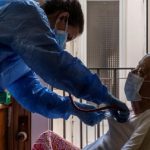 Coronavirus, quanto è difficile stabilire le responsabilità delle stragi in Rsa: i casi agli antipodi di Mediglia (Milano) e Vercelli