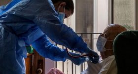 Coronavirus, quanto è difficile stabilire le responsabilità delle stragi in Rsa: i casi agli antipodi di Mediglia (Milano) e Vercelli